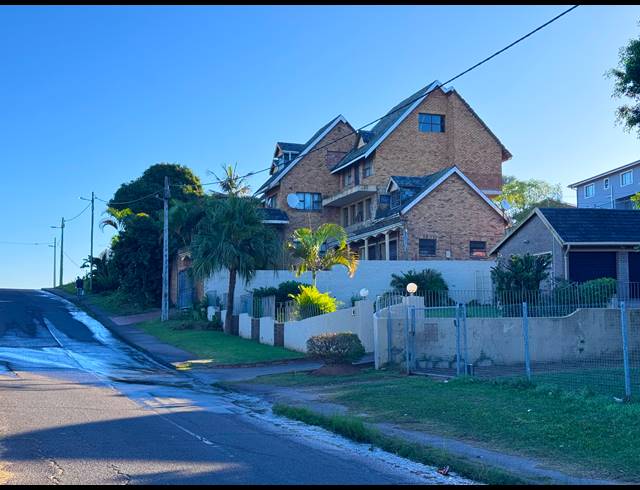 7 BEDROOM HOUSE FOR SALE IN UMHLATUZANA